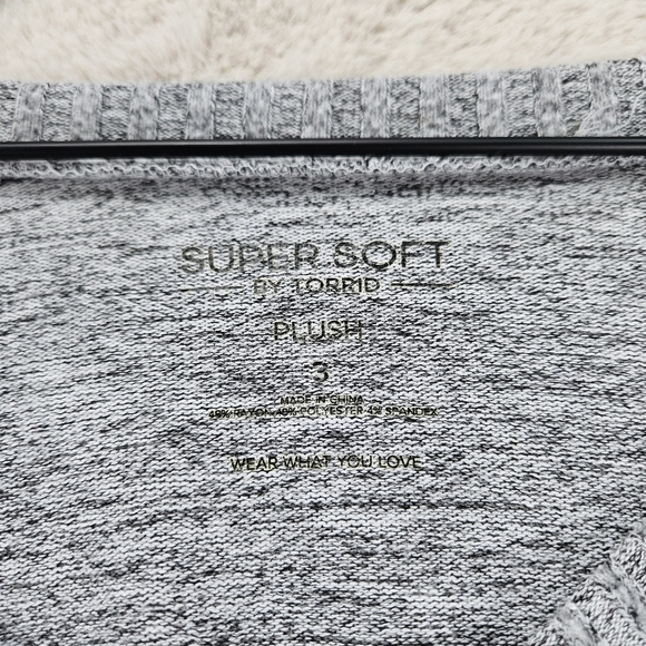 Torrid Super Soft Plush V-Neck Lace Pieced Sleeve Raglan Sweatshirt Heather Gray - Picture 3 of 10